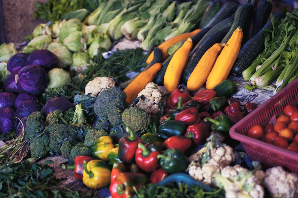 Alimentos locales y de temporada en mercados frescos